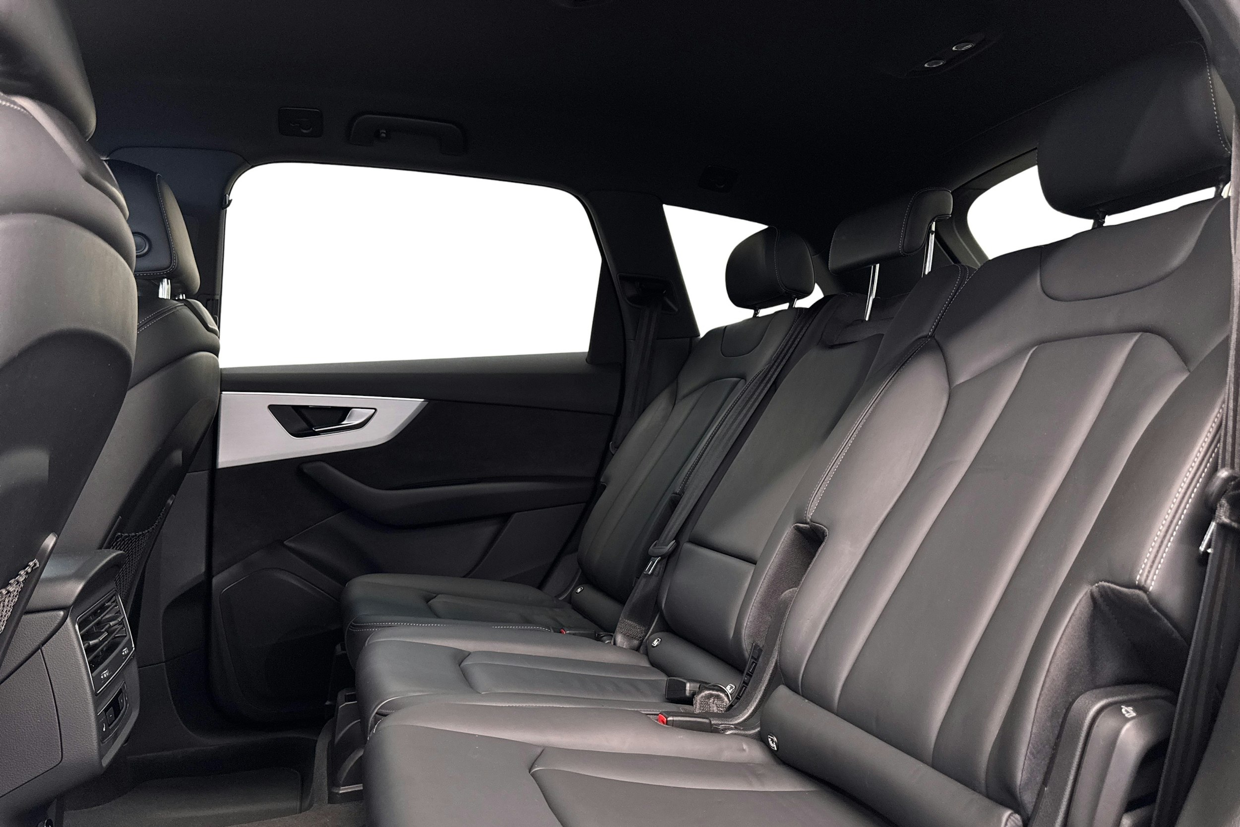 musta Audi Q7 2021 kuva 10.