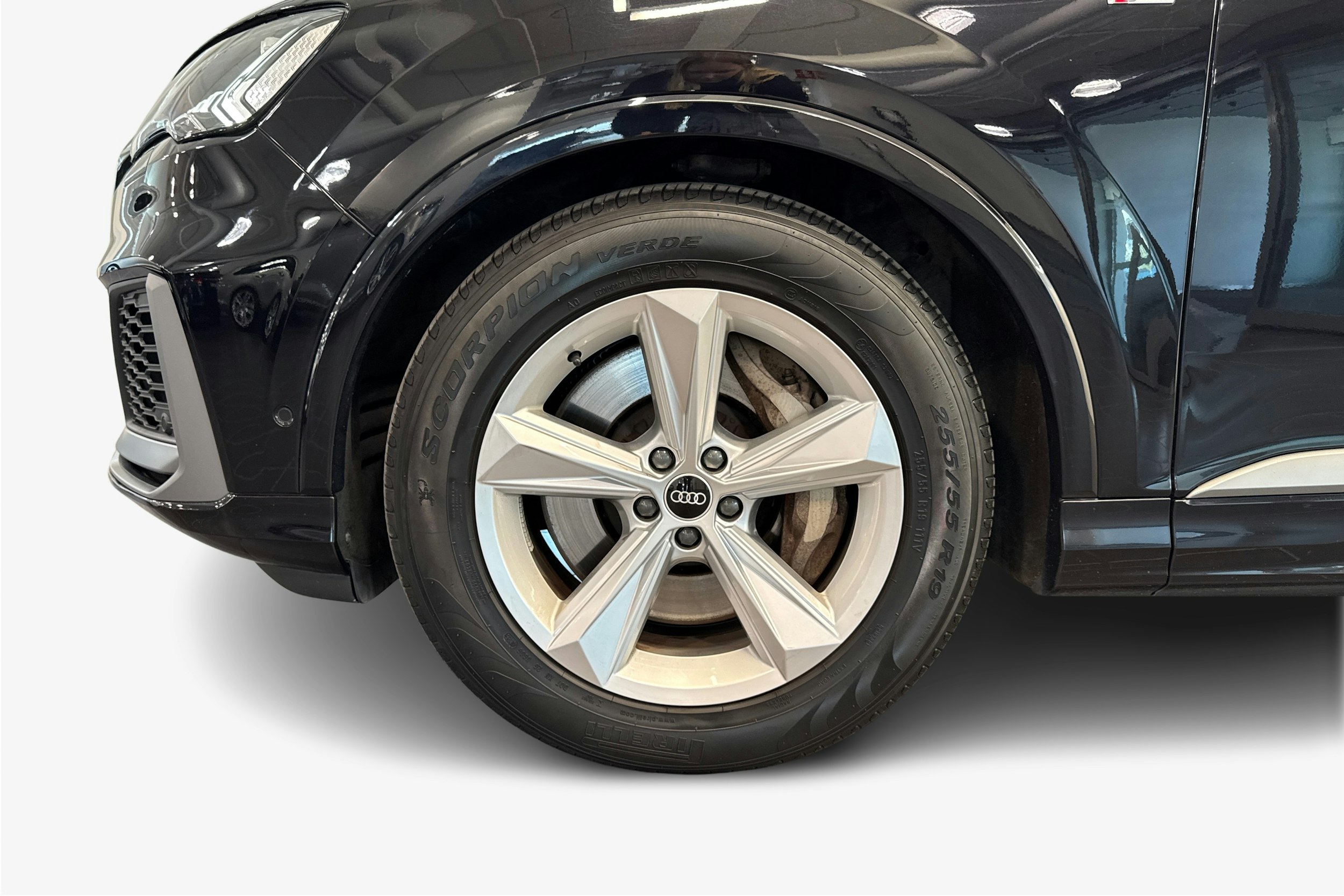 musta Audi Q7 2021 kuva 11.