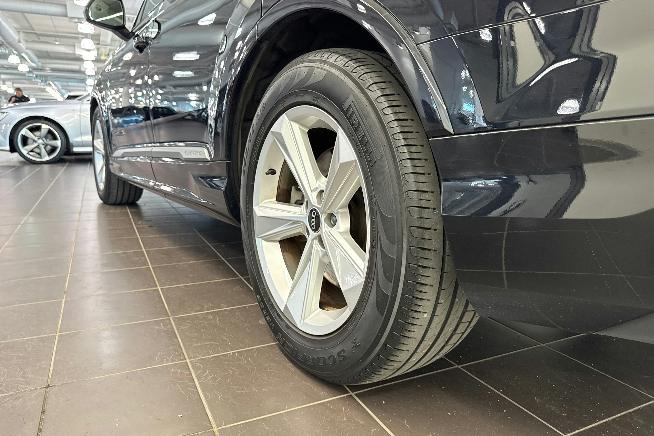 musta Audi Q7 2021 kuva 13.
