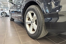 musta Audi Q7 2021 kuva 13.