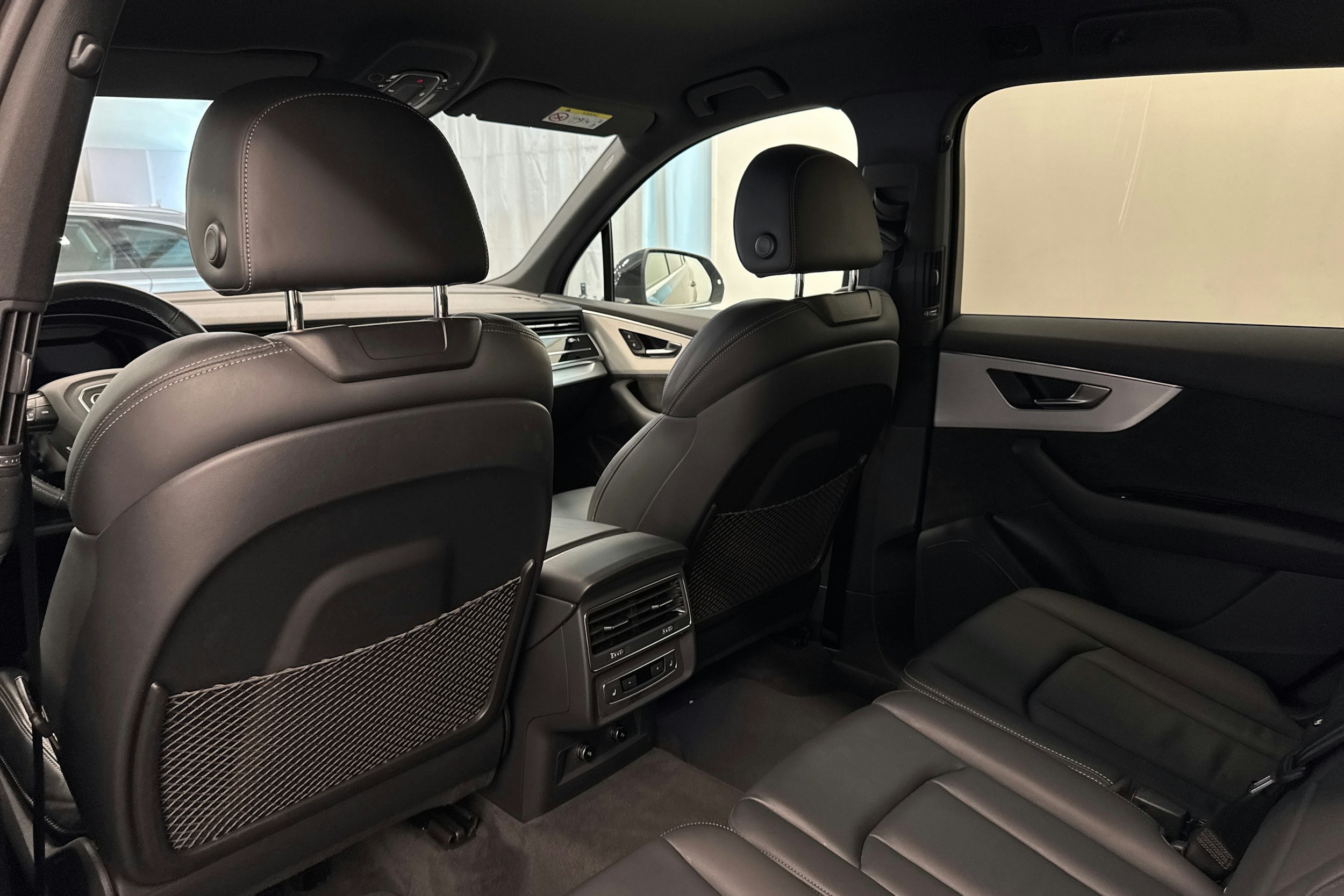 musta Audi Q7 2021 kuva 14.