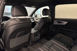 musta Audi Q7 2021 kuva 14.