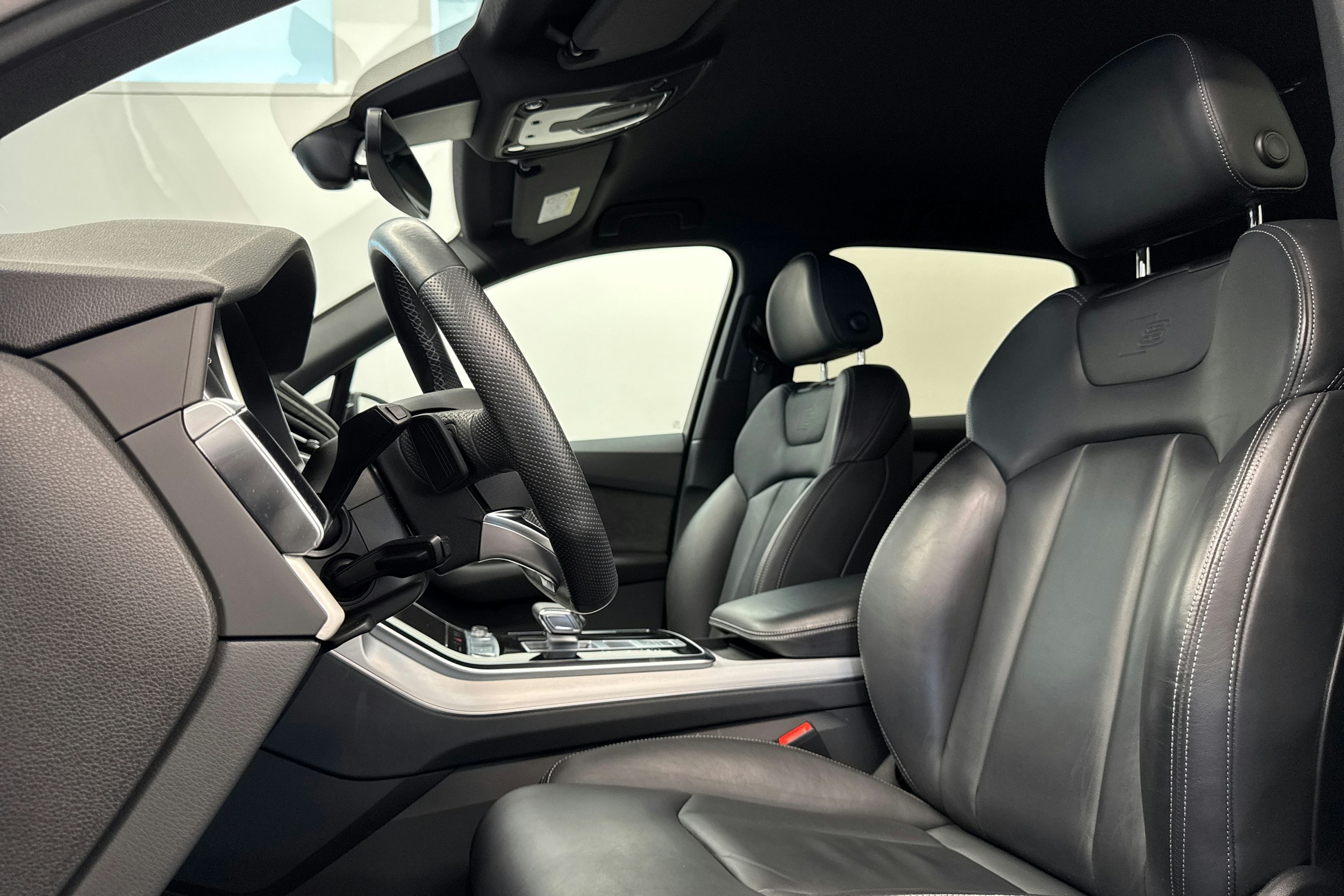 musta Audi Q7 2021 kuva 15.