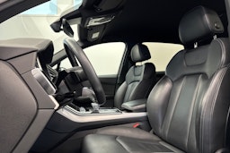musta Audi Q7 2021 kuva 15.