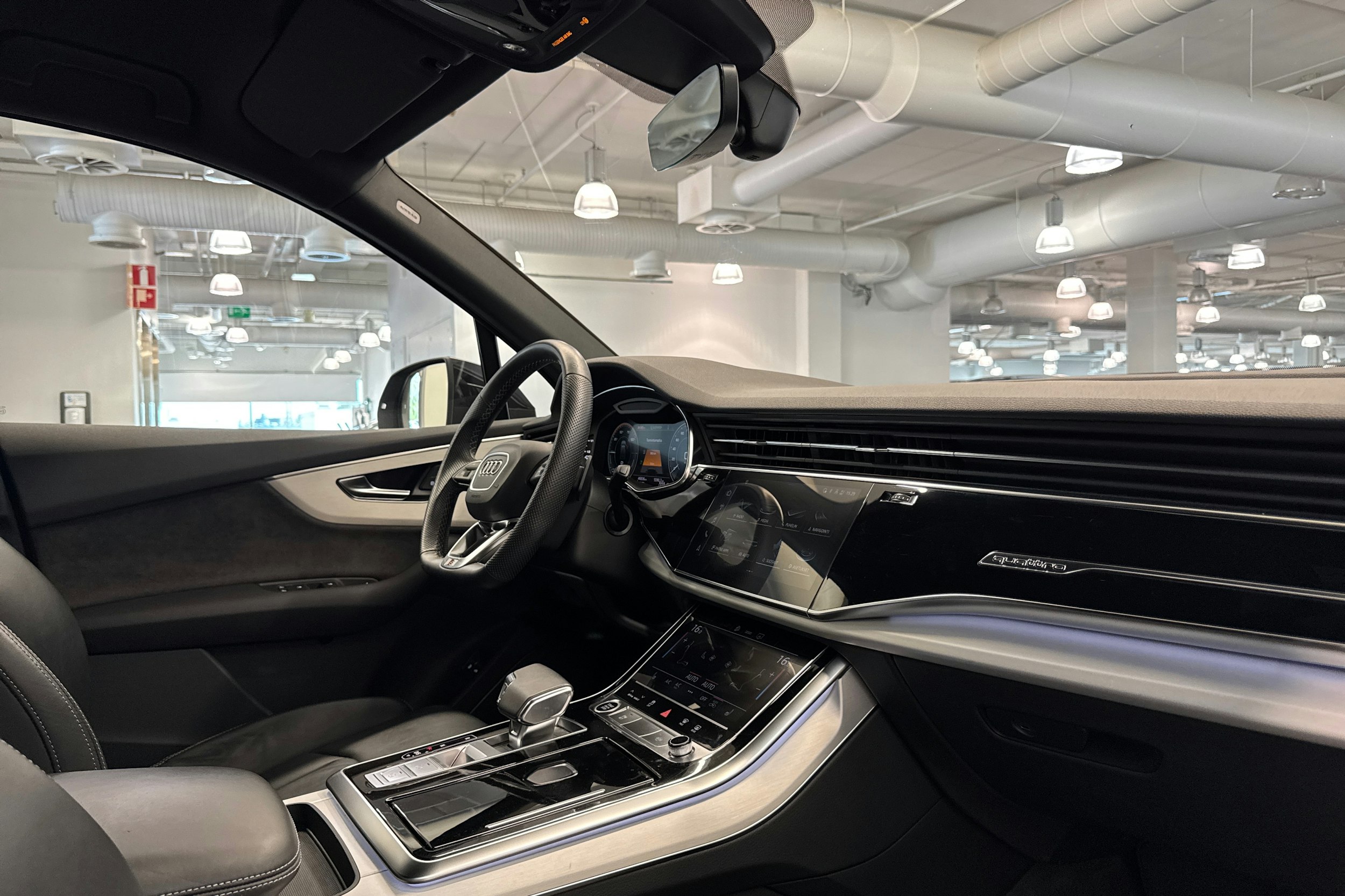 musta Audi Q7 2021 kuva 16.
