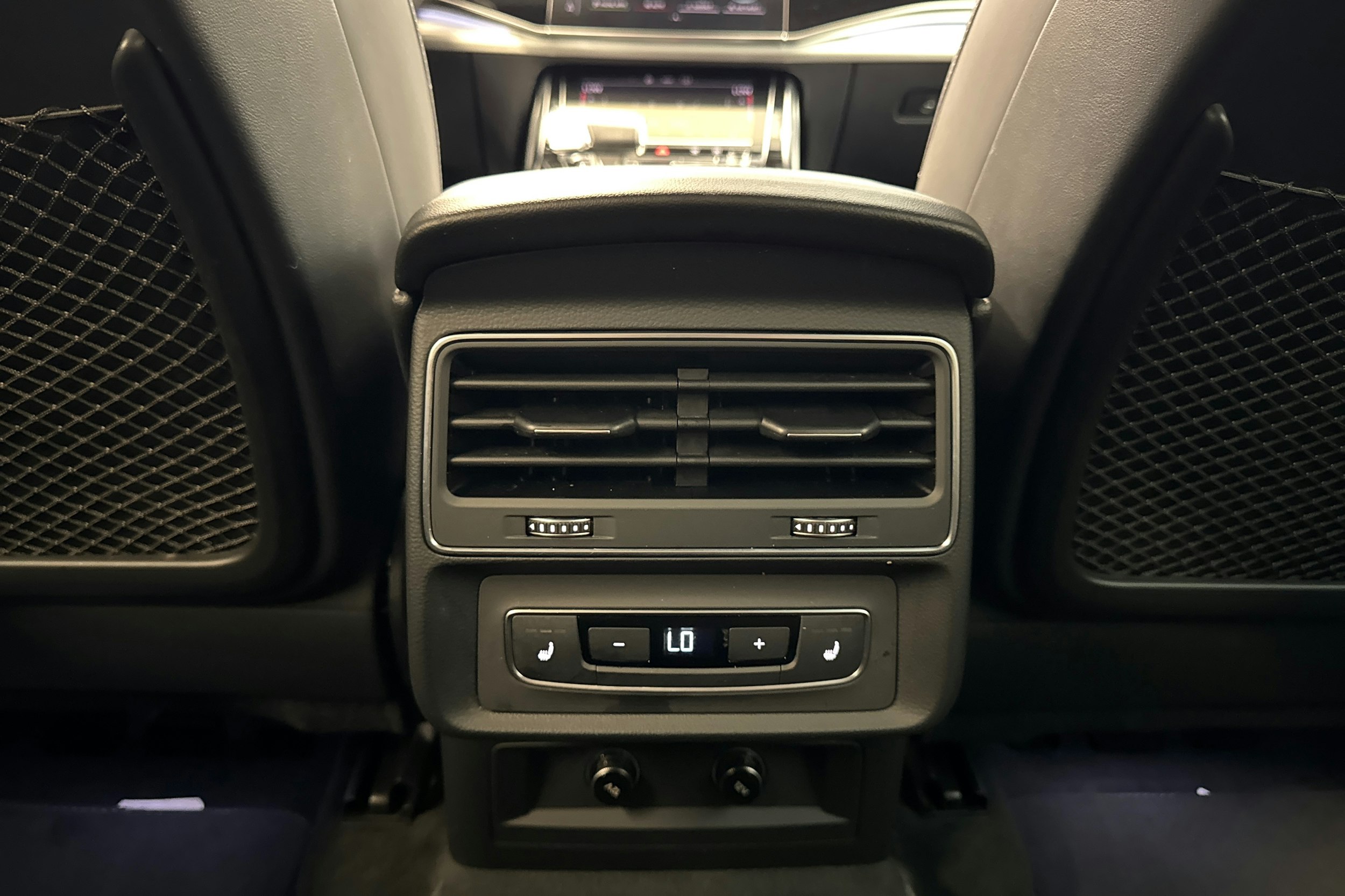 musta Audi Q7 2021 kuva 17.