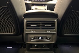 musta Audi Q7 2021 kuva 17.