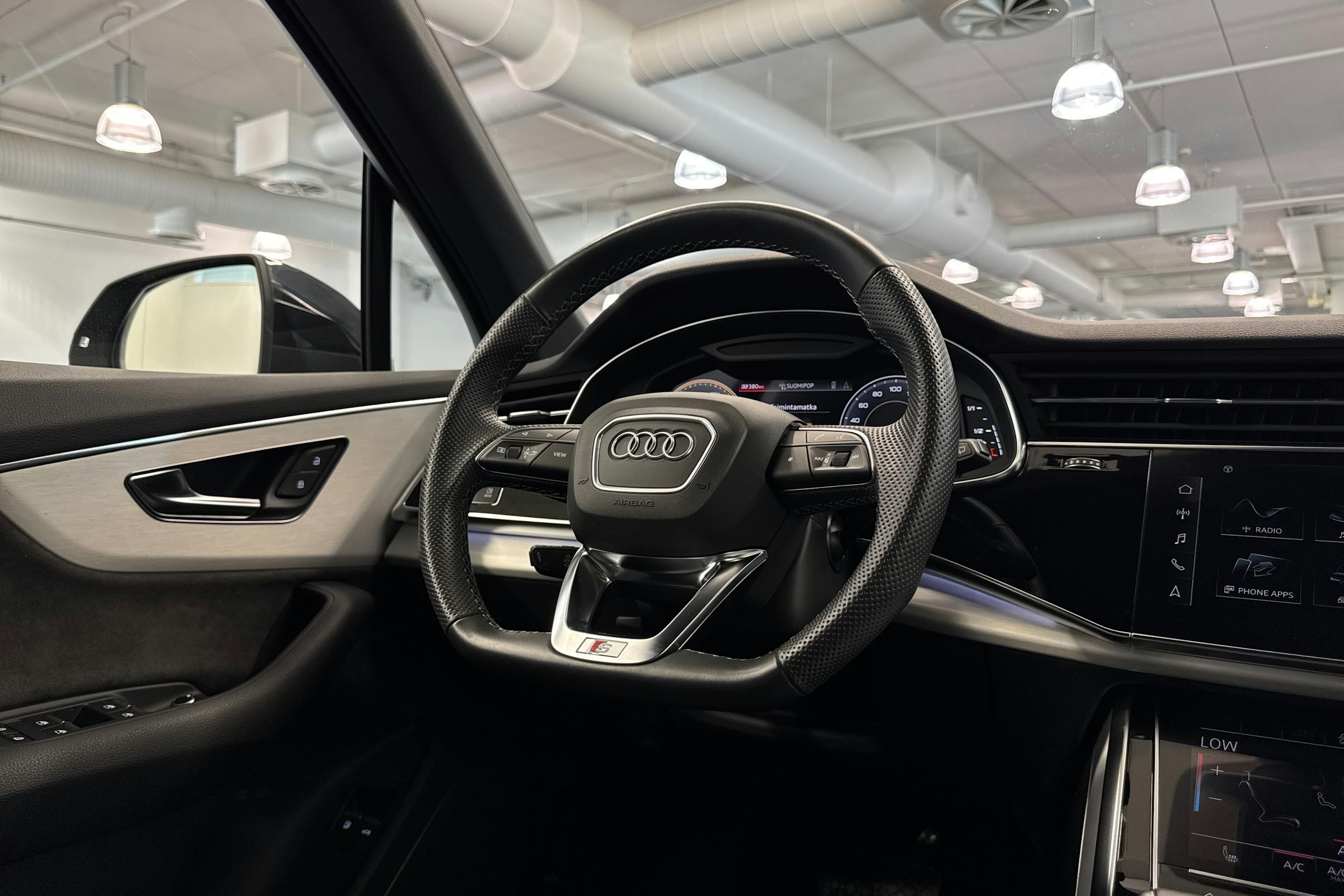 musta Audi Q7 2021 kuva 18.