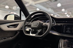 musta Audi Q7 2021 kuva 18.