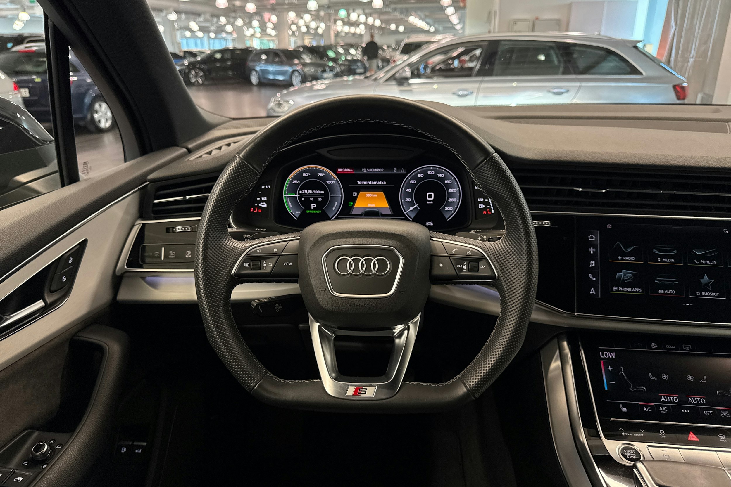musta Audi Q7 2021 kuva 19.