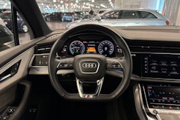 musta Audi Q7 2021 kuva 19.