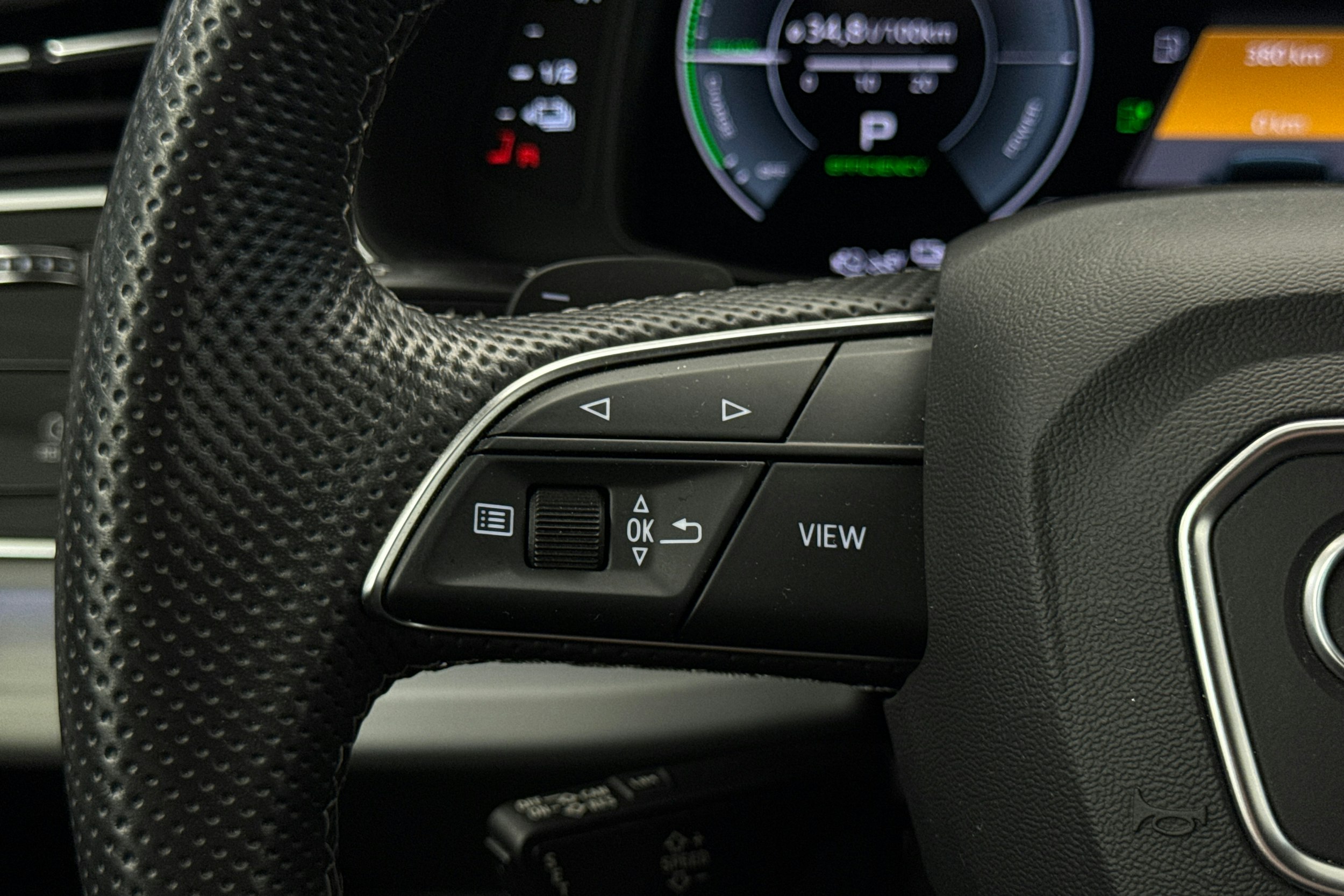 musta Audi Q7 2021 kuva 21.