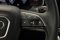 musta Audi Q7 2021 kuva 22.