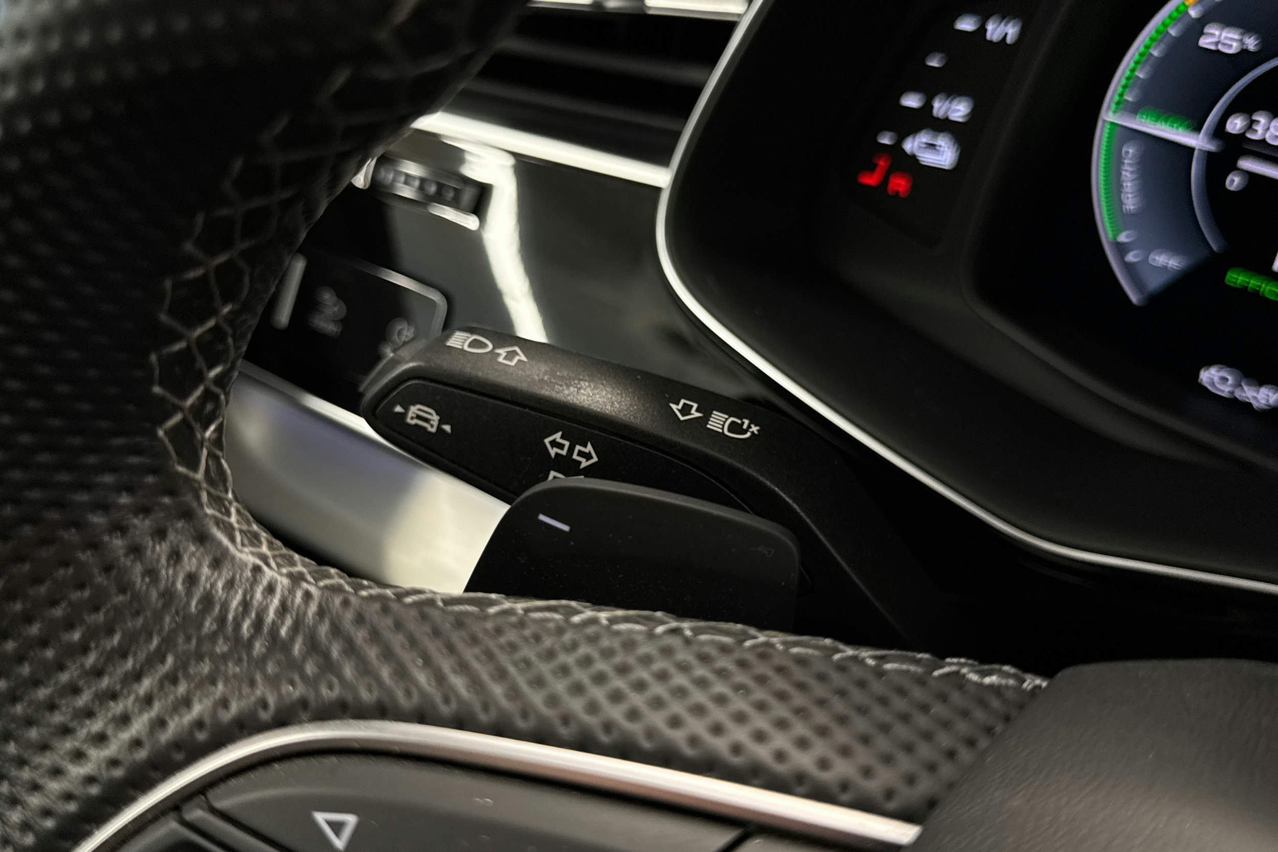 musta Audi Q7 2021 kuva 23.