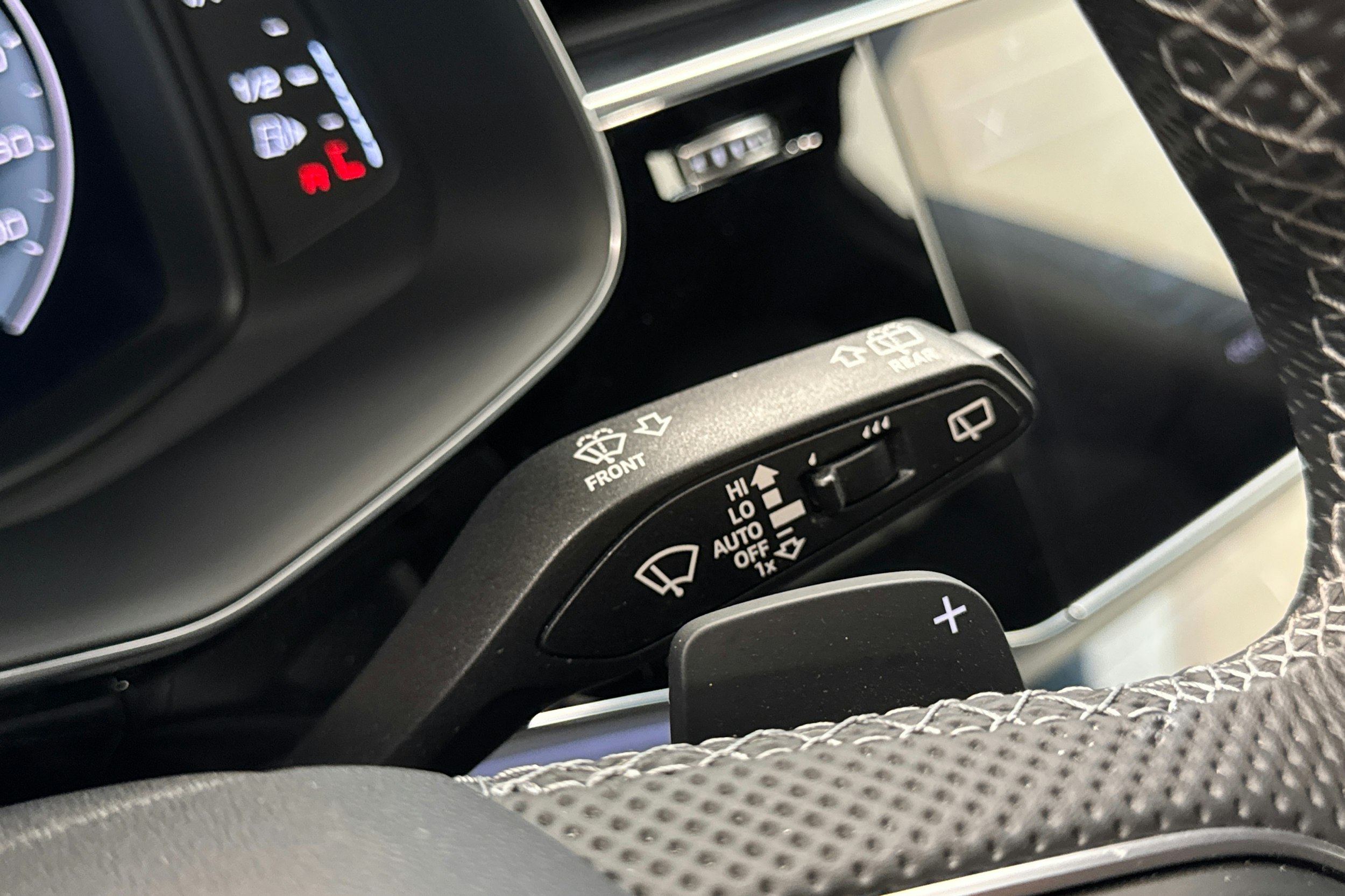 musta Audi Q7 2021 kuva 24.
