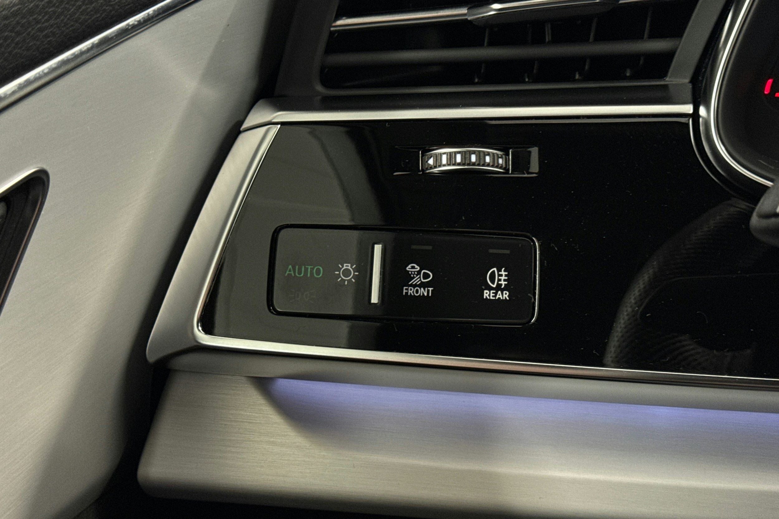 musta Audi Q7 2021 kuva 25.