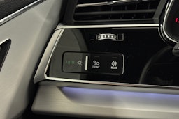 musta Audi Q7 2021 kuva 25.