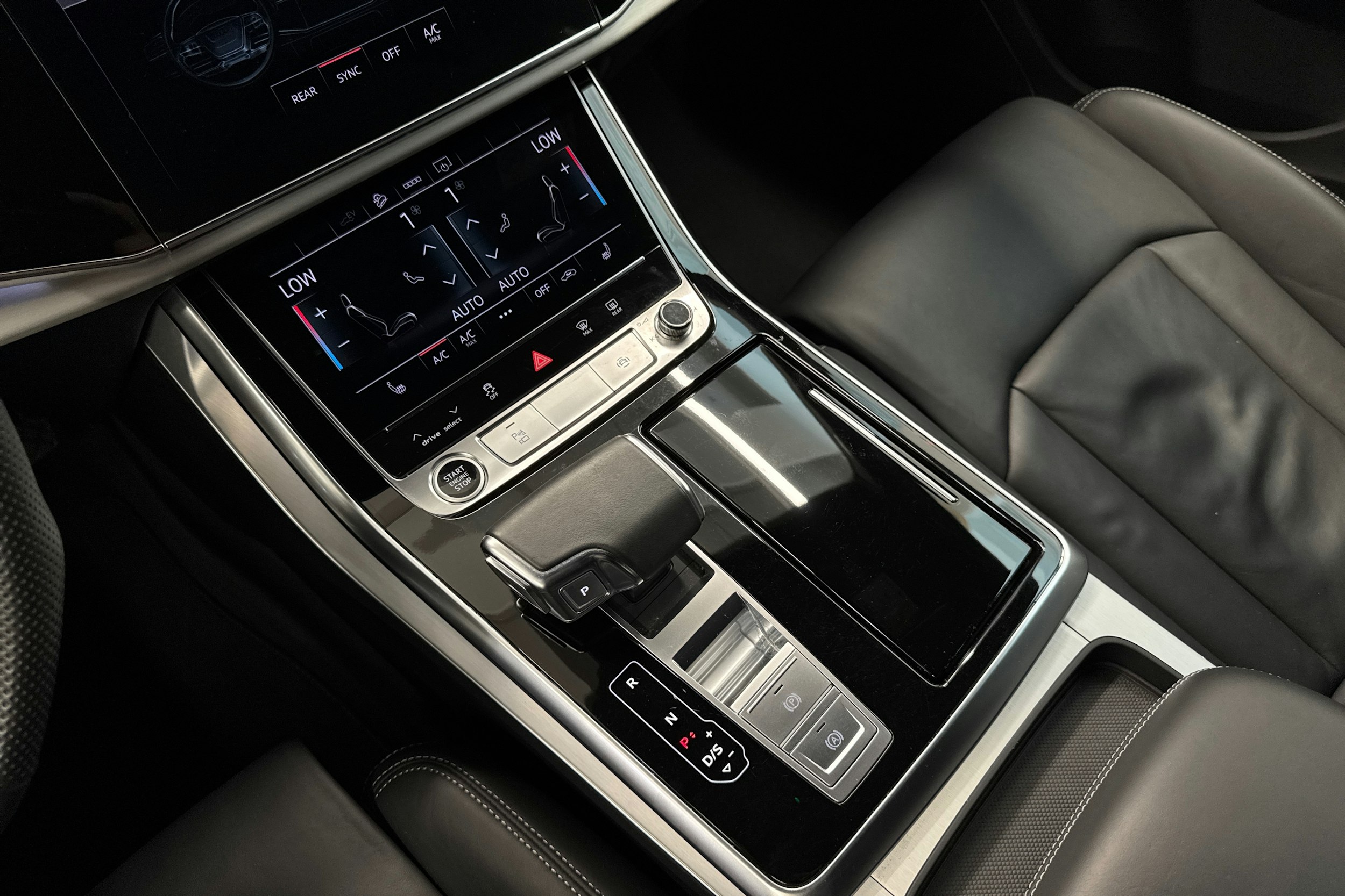 musta Audi Q7 2021 kuva 30.