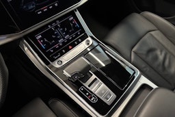 musta Audi Q7 2021 kuva 30.