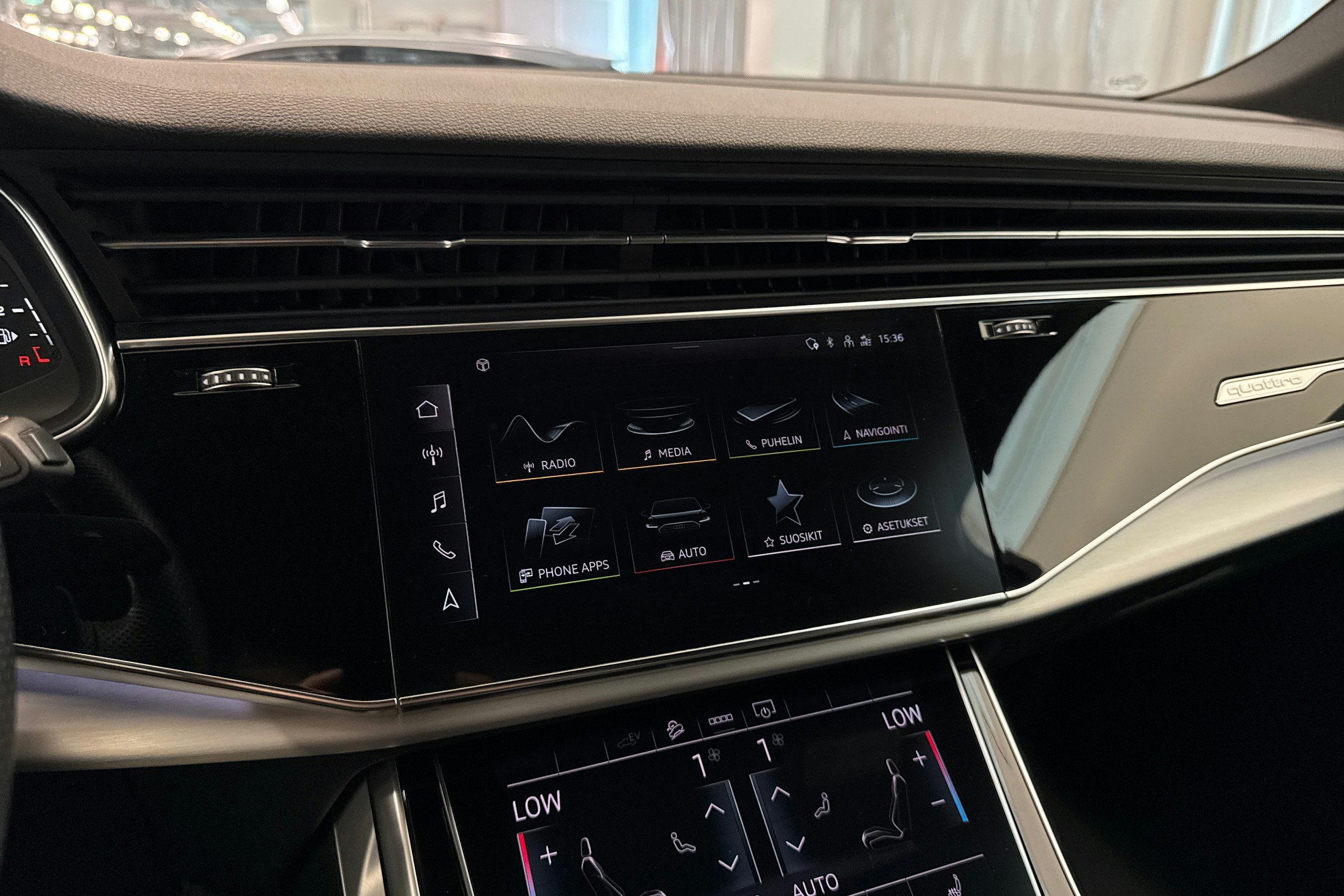 musta Audi Q7 2021 kuva 31.