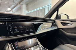 musta Audi Q7 2021 kuva 32.