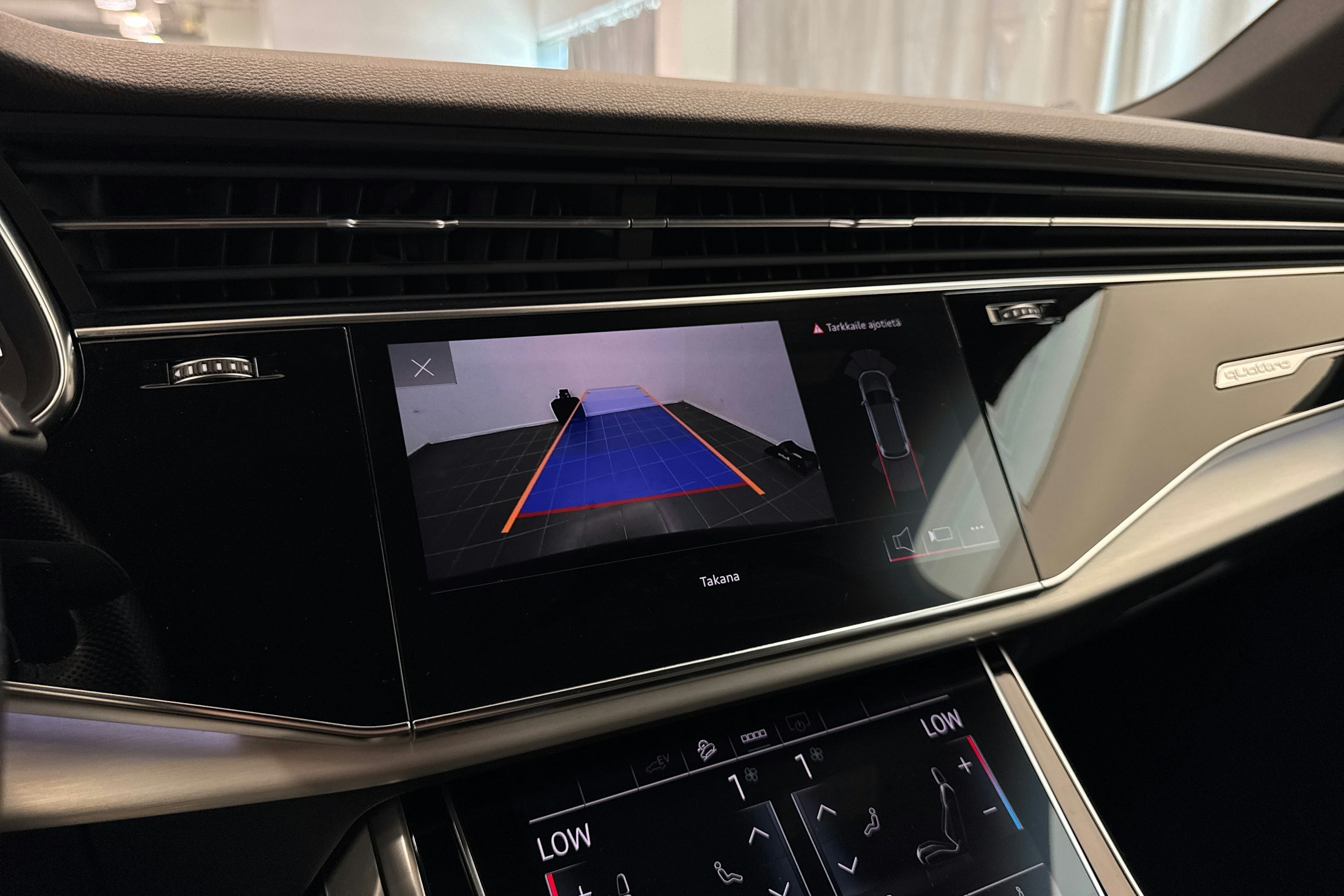 musta Audi Q7 2021 kuva 34.