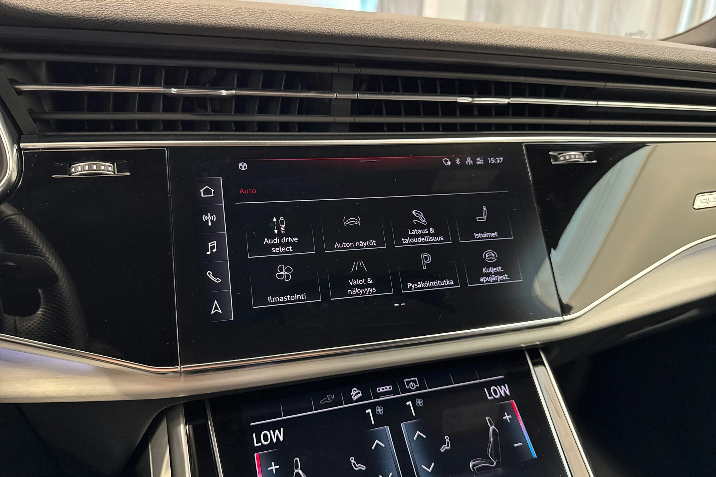 musta Audi Q7 2021 kuva 35.