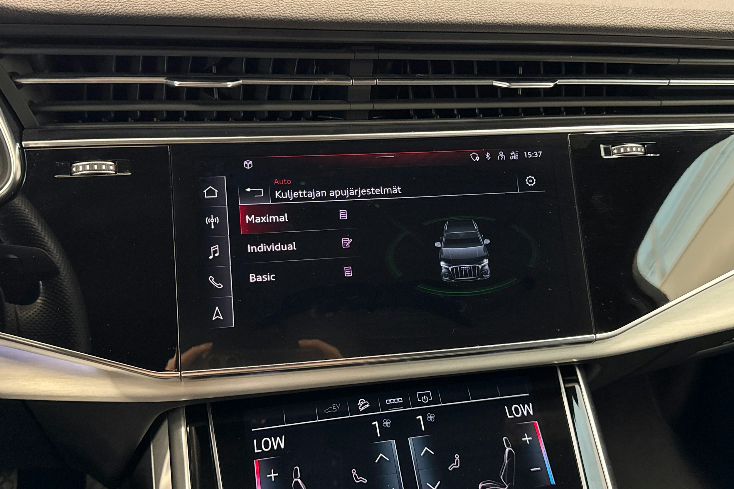 musta Audi Q7 2021 kuva 36.