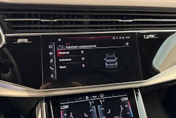 musta Audi Q7 2021 kuva 36.