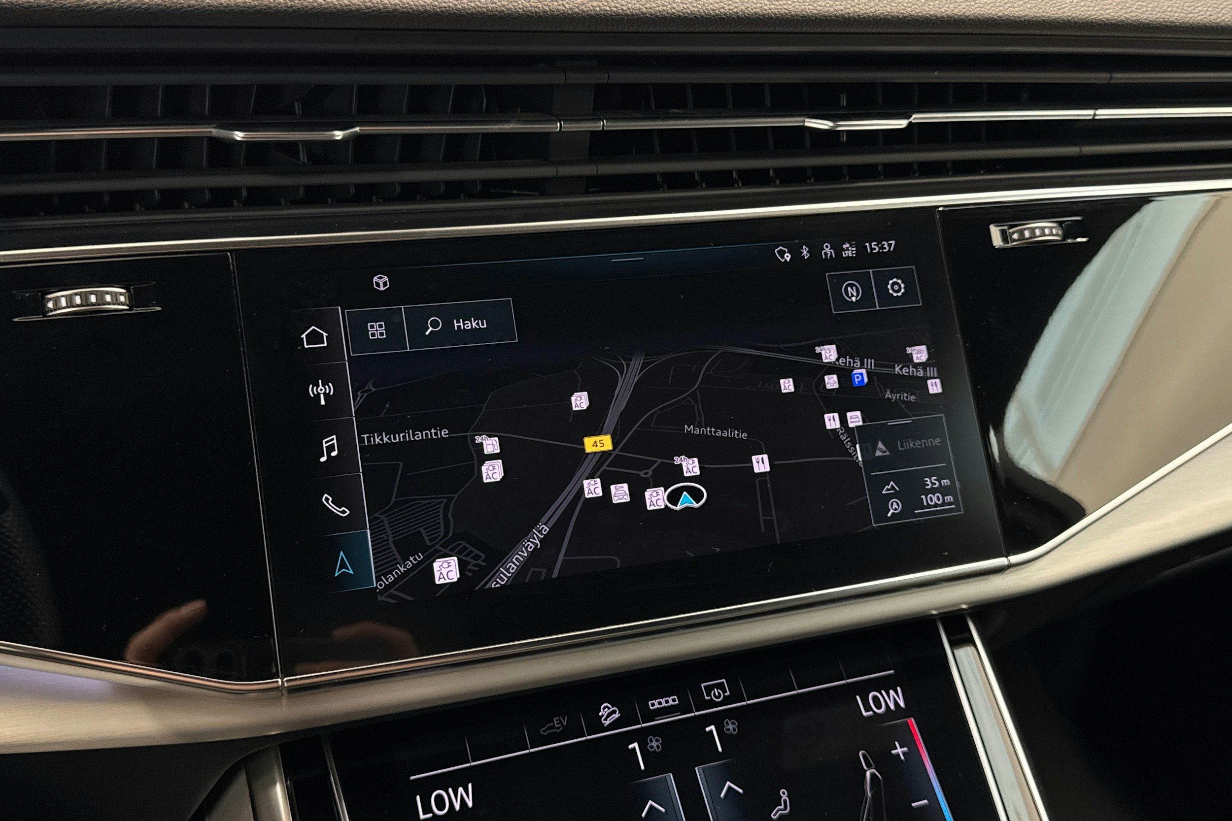 musta Audi Q7 2021 kuva 38.