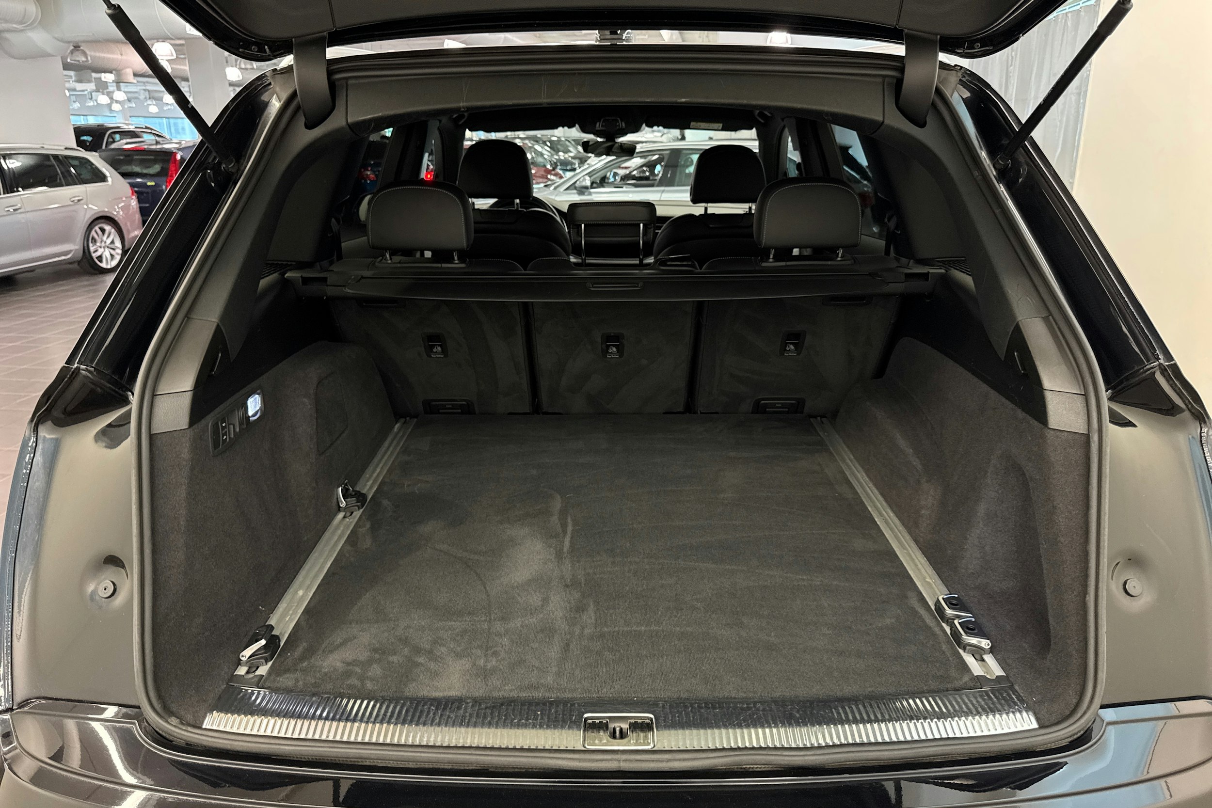 musta Audi Q7 2021 kuva 40.