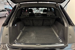 musta Audi Q7 2021 kuva 40.