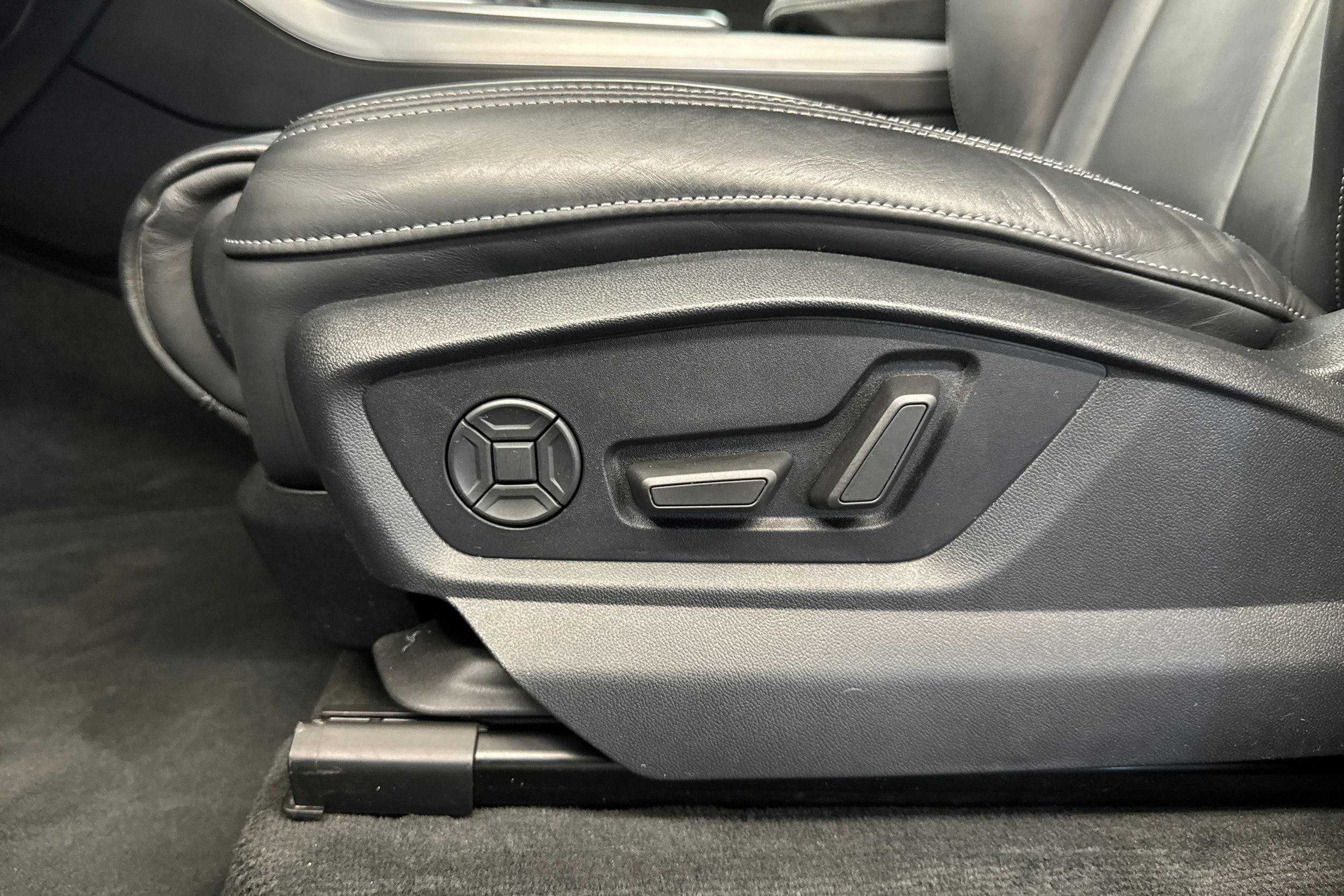 musta Audi Q7 2021 kuva 42.