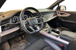 Musta Audi Q7 2021 kuva 3.