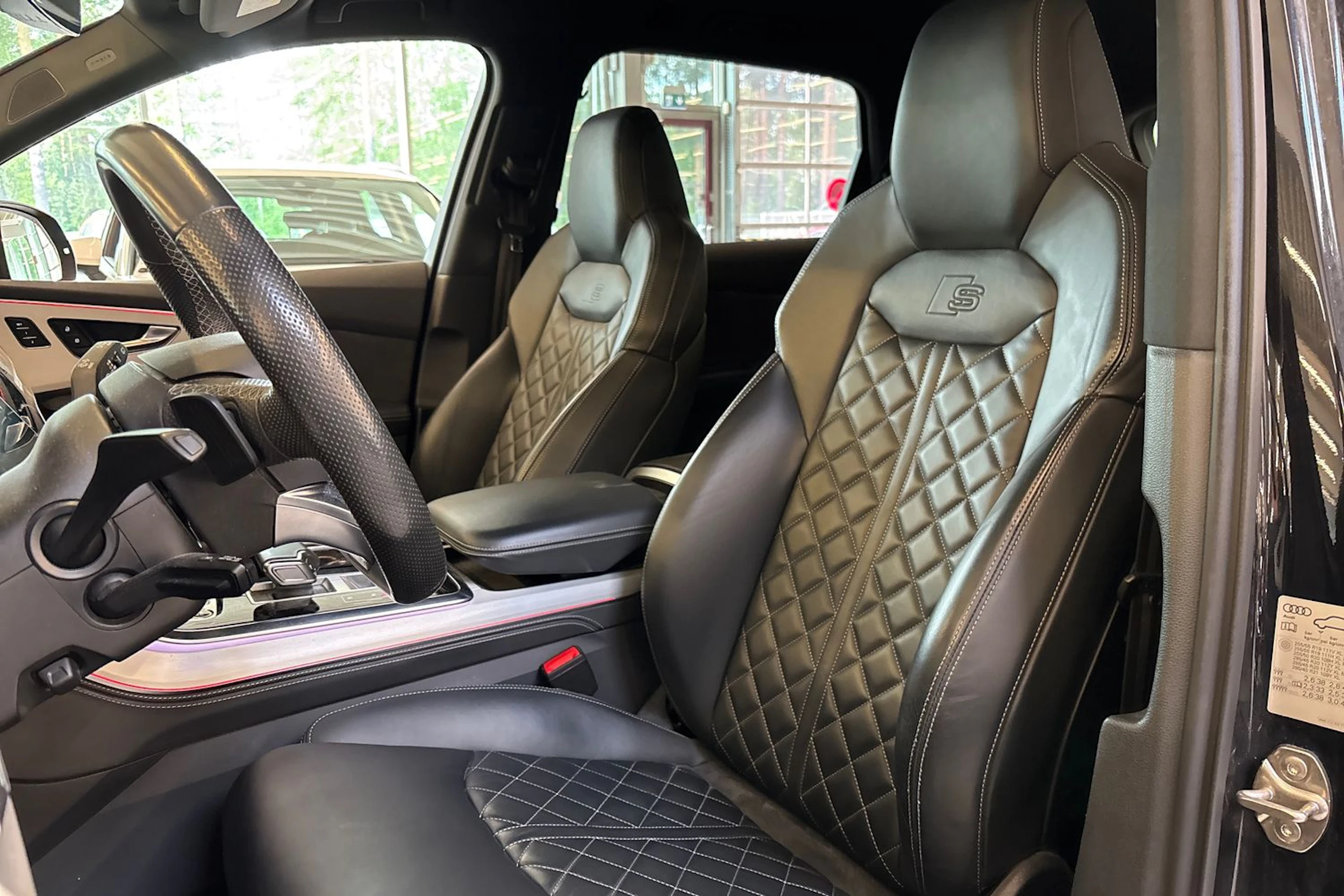 Musta Audi Q7 2021 kuva 4.