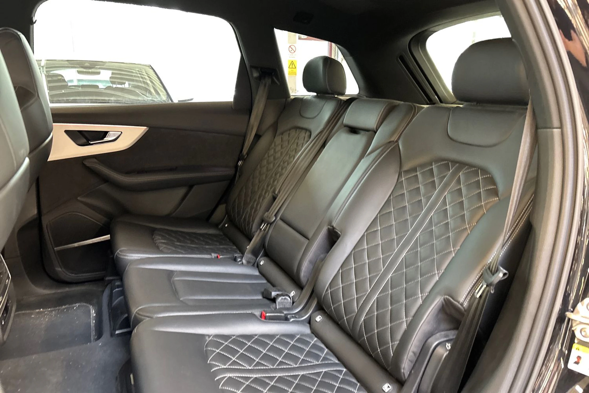 Musta Audi Q7 2021 kuva 5.