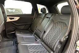 Musta Audi Q7 2021 kuva 5.