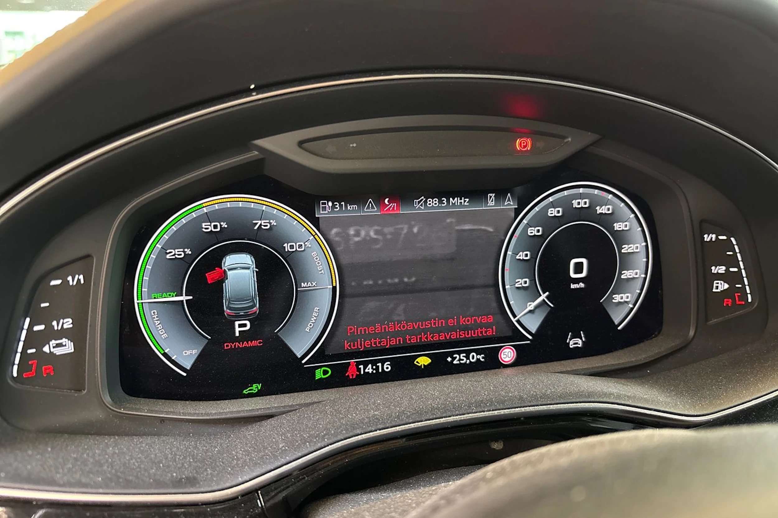Musta Audi Q7 2021 kuva 6.