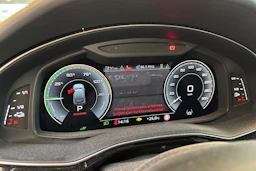 Musta Audi Q7 2021 kuva 6.