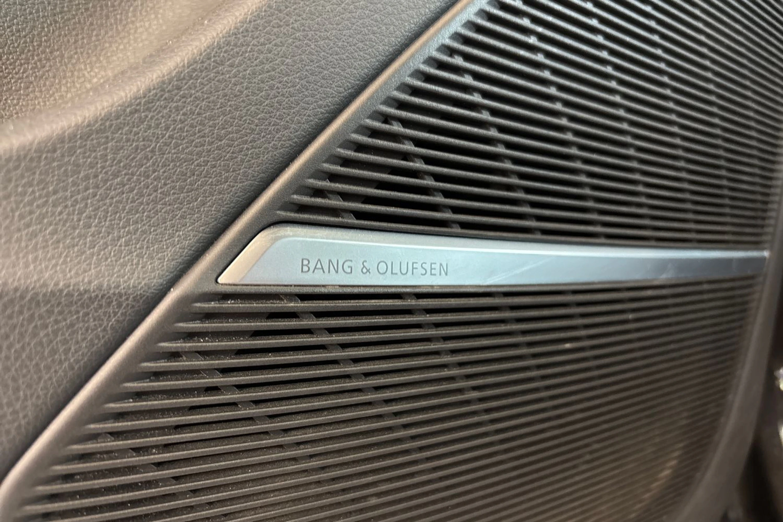 Musta Audi Q7 2021 kuva 7.