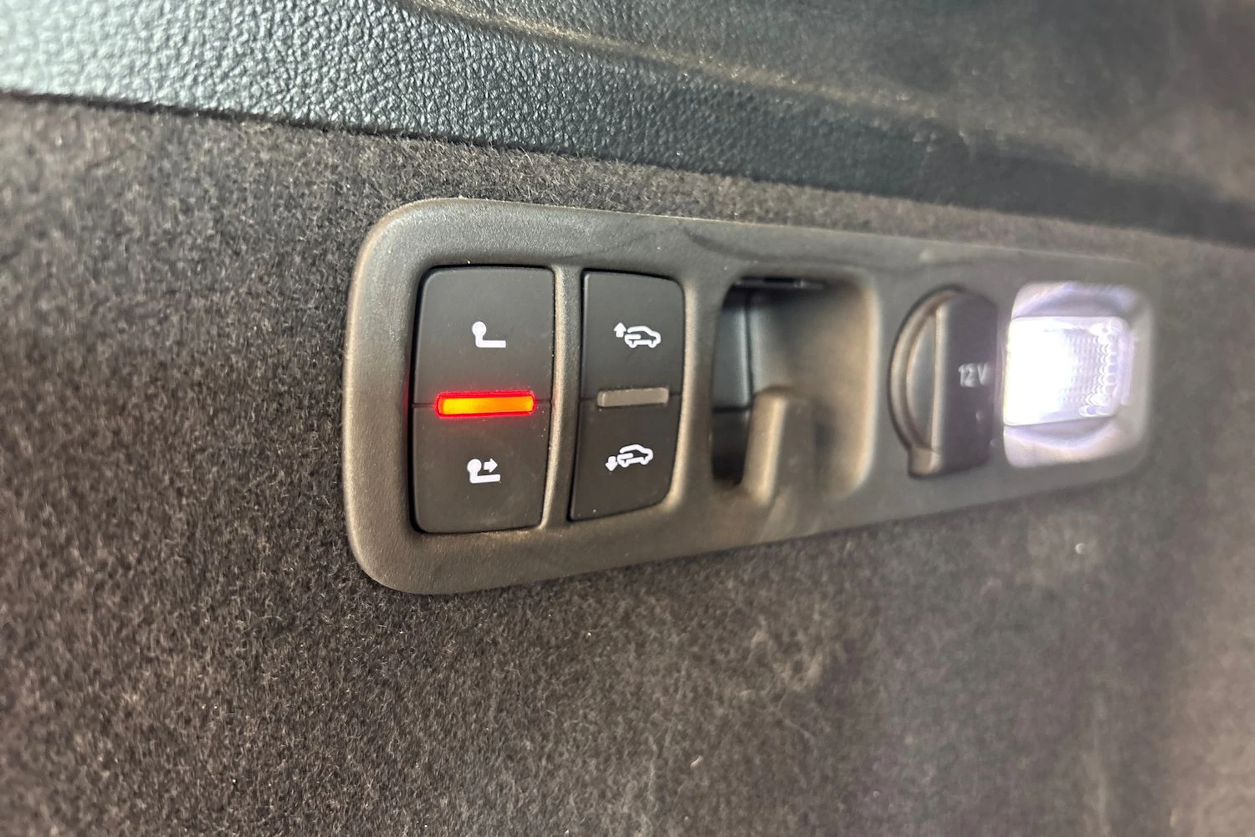 Musta Audi Q7 2021 kuva 8.