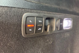 Musta Audi Q7 2021 kuva 8.