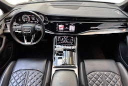 sininen Audi Q7 2021 kuva 9.