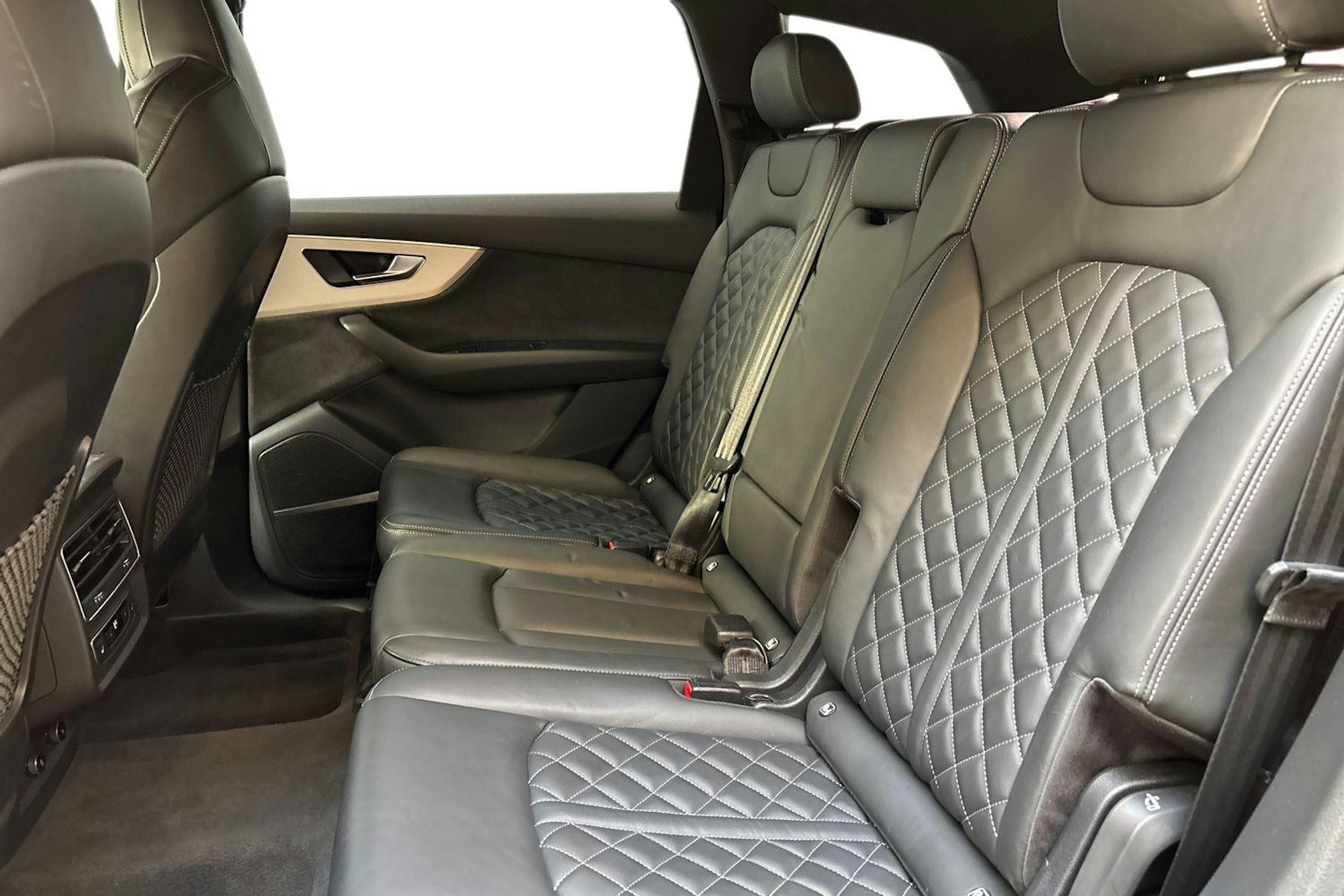 sininen Audi Q7 2021 kuva 10.