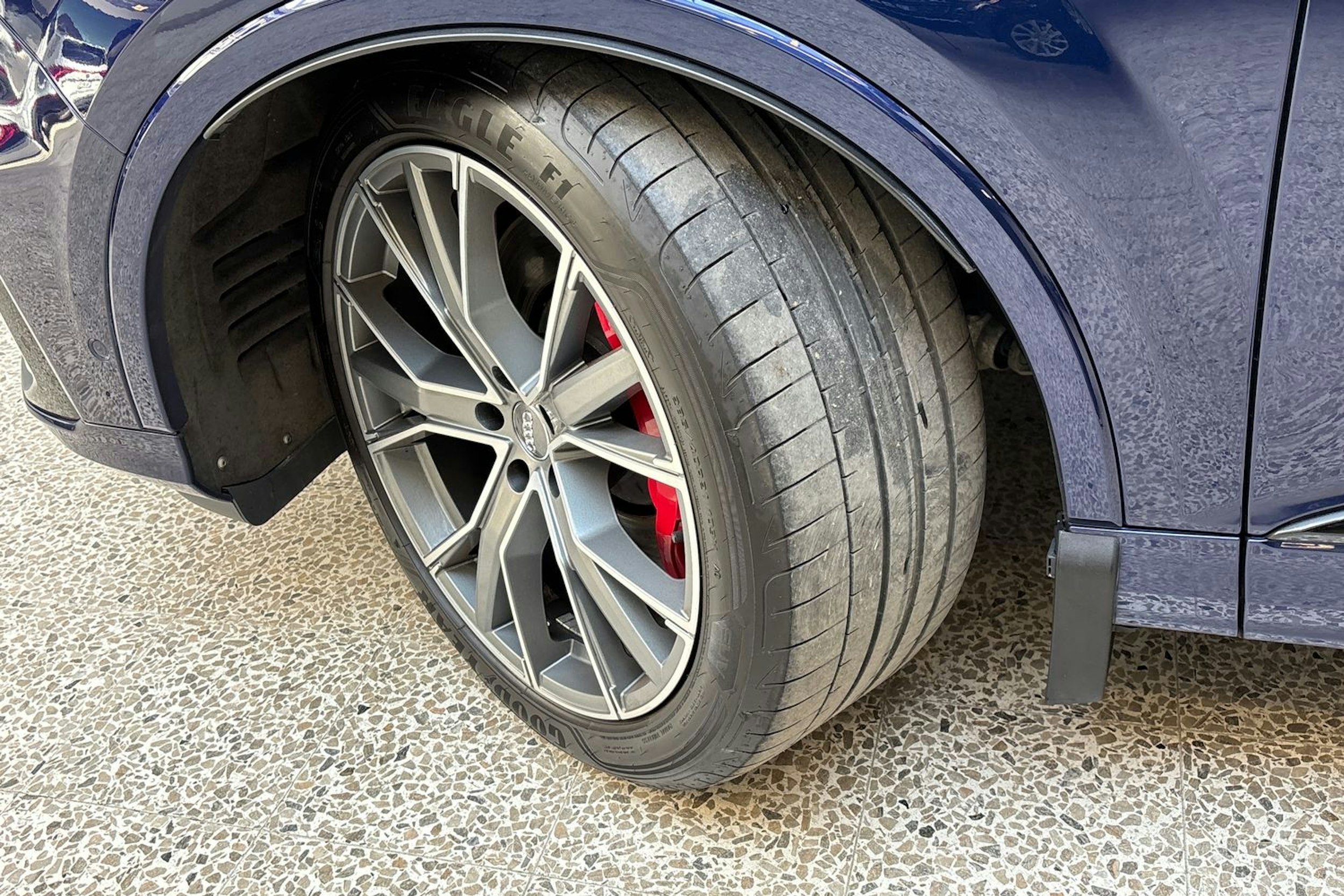sininen Audi Q7 2021 kuva 13.