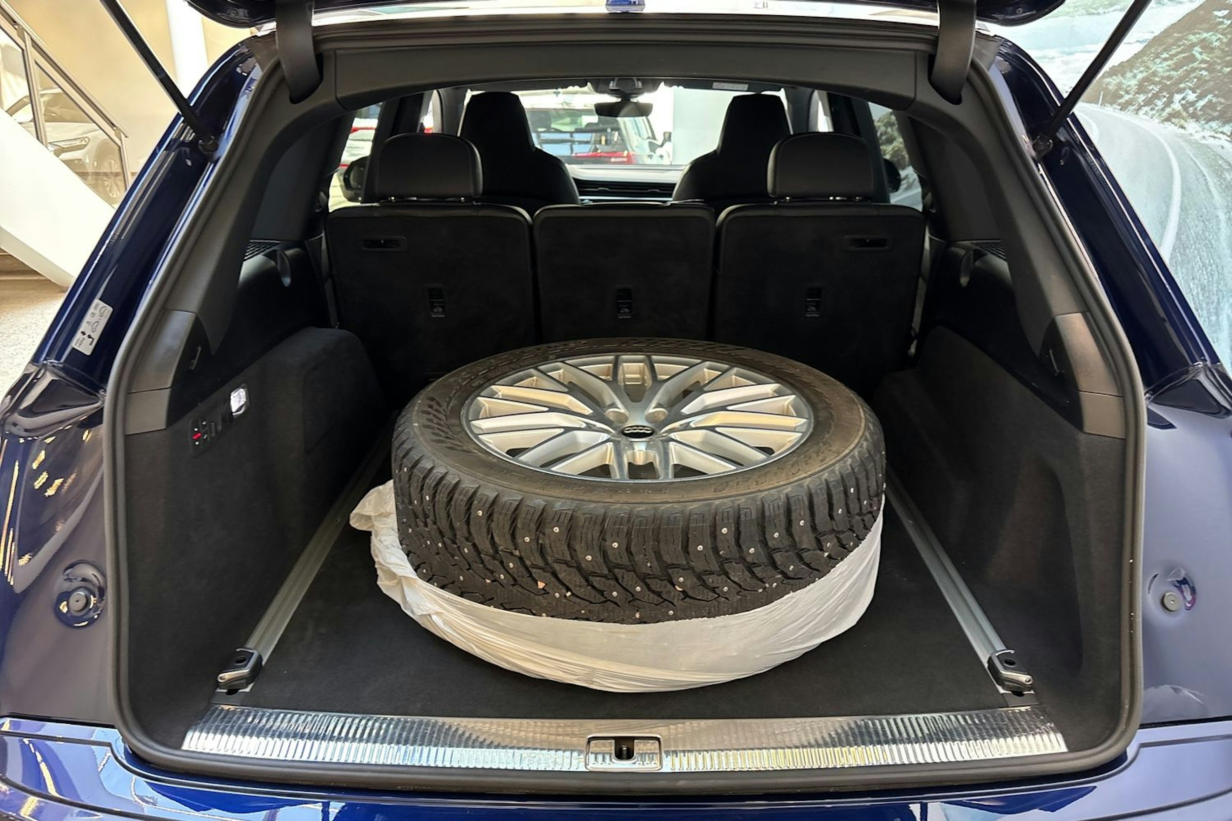 sininen Audi Q7 2021 kuva 14.