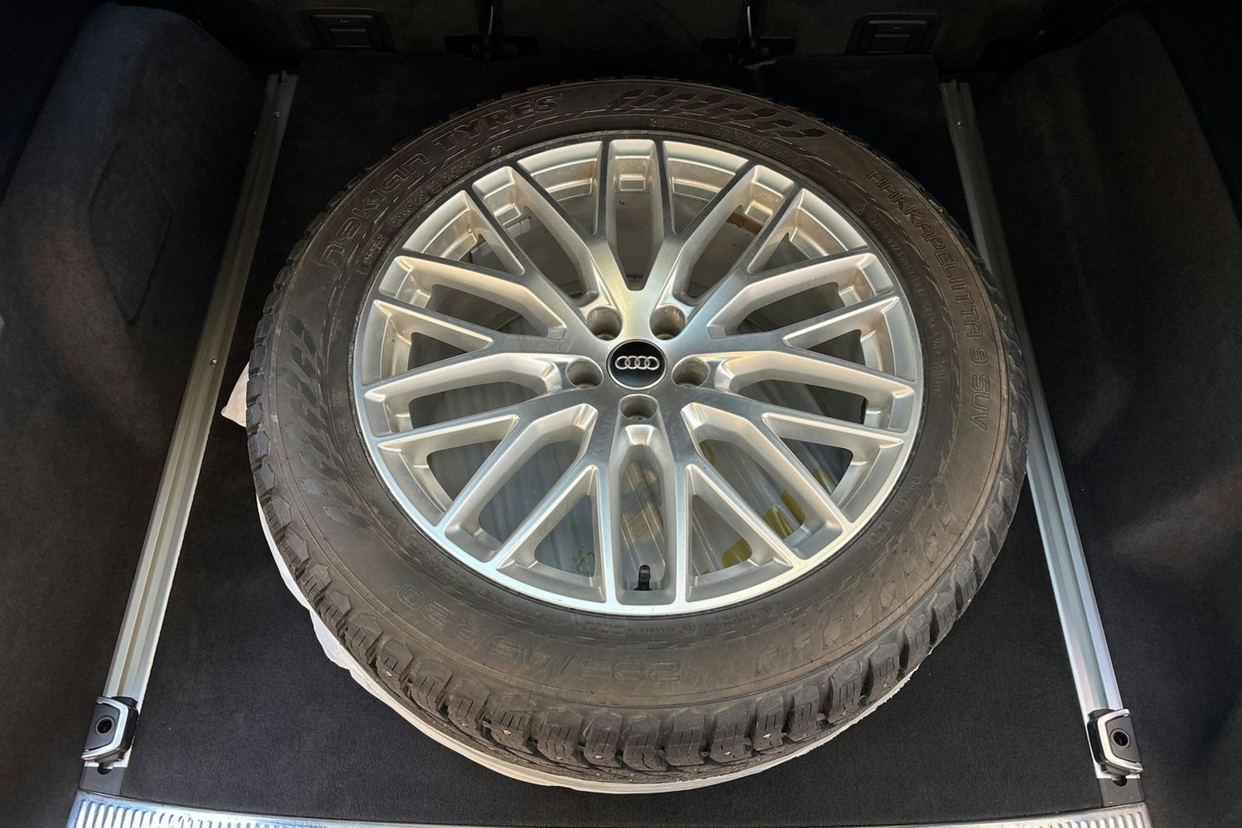 sininen Audi Q7 2021 kuva 15.