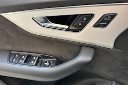 sininen Audi Q7 2021 kuva 21.