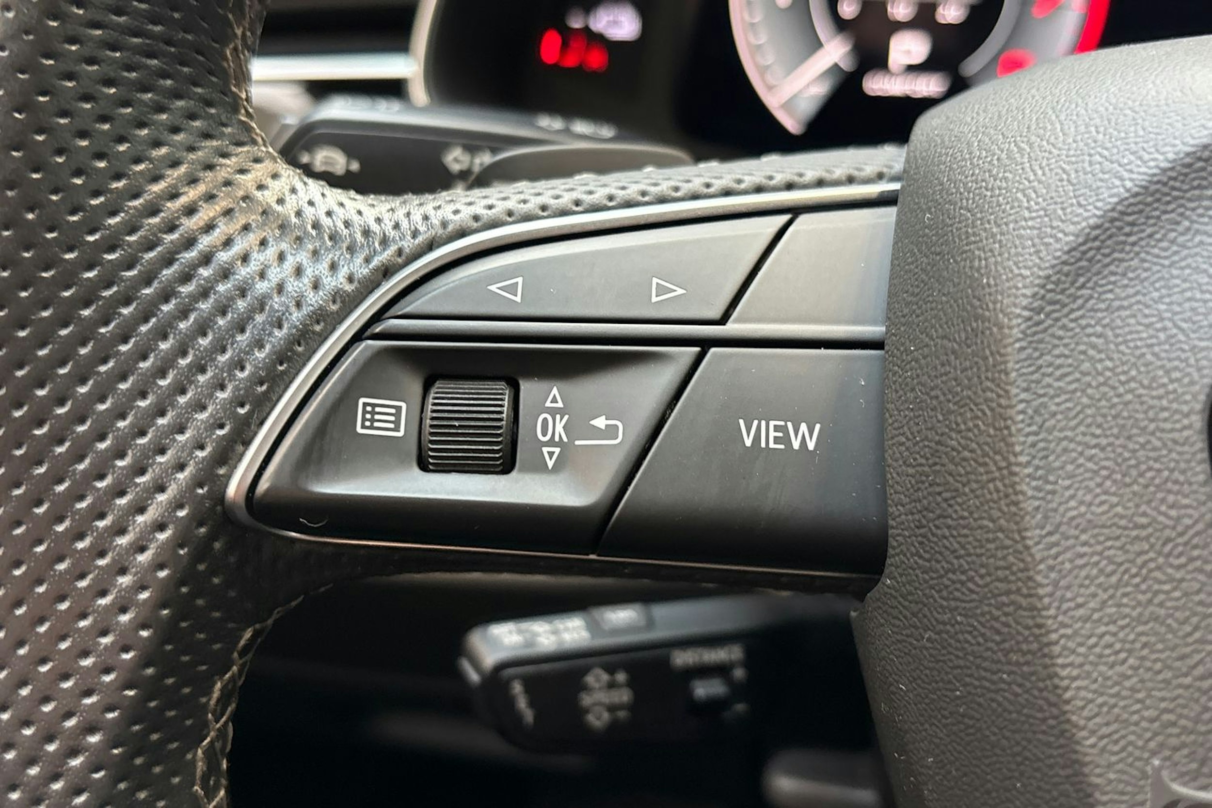 sininen Audi Q7 2021 kuva 24.