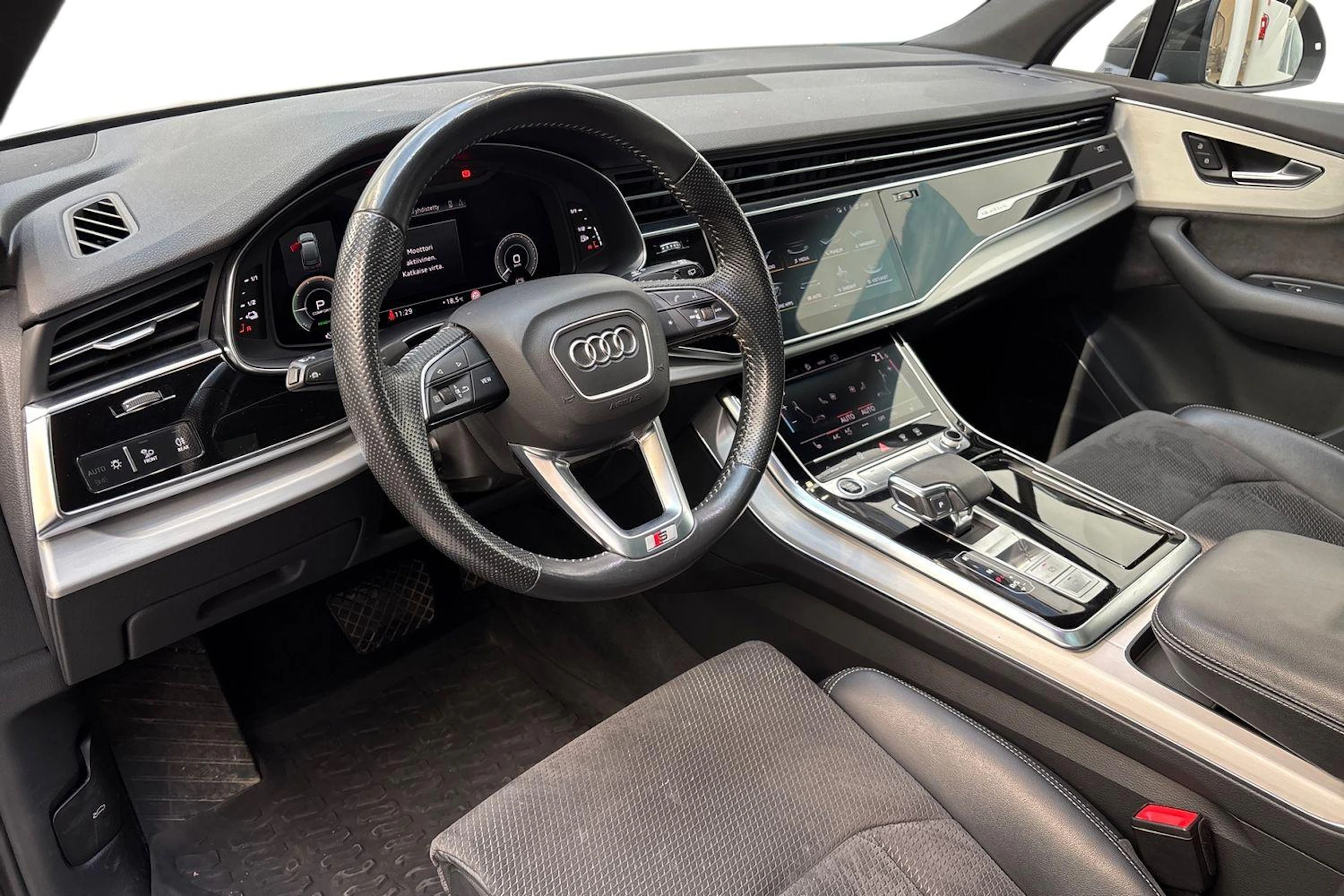 harmaa Audi Q7 2021 kuva 6.